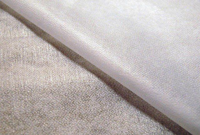 Флизелин – прямой «родственник» бумаги: те же целлюлозные волокна, но обработанные иным способом